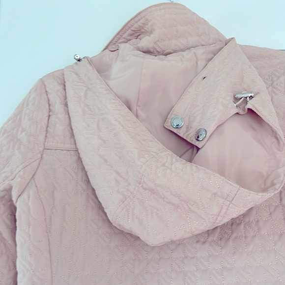 BCBG Light link quilted jacket!  Like new ! Detachable hood! - Picture 4 of 4